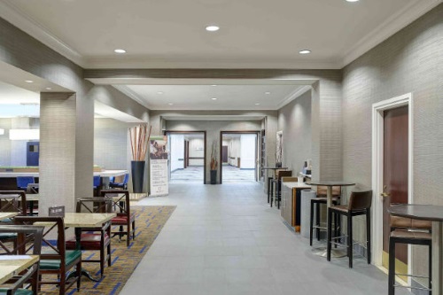 Courtyard by Marriott Toronto dining area